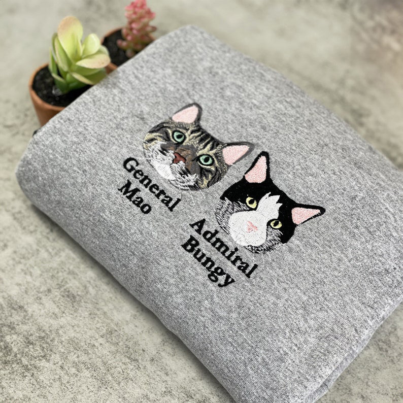 Sudadera con capucha personalizada con cara y nombre de mascota bordada